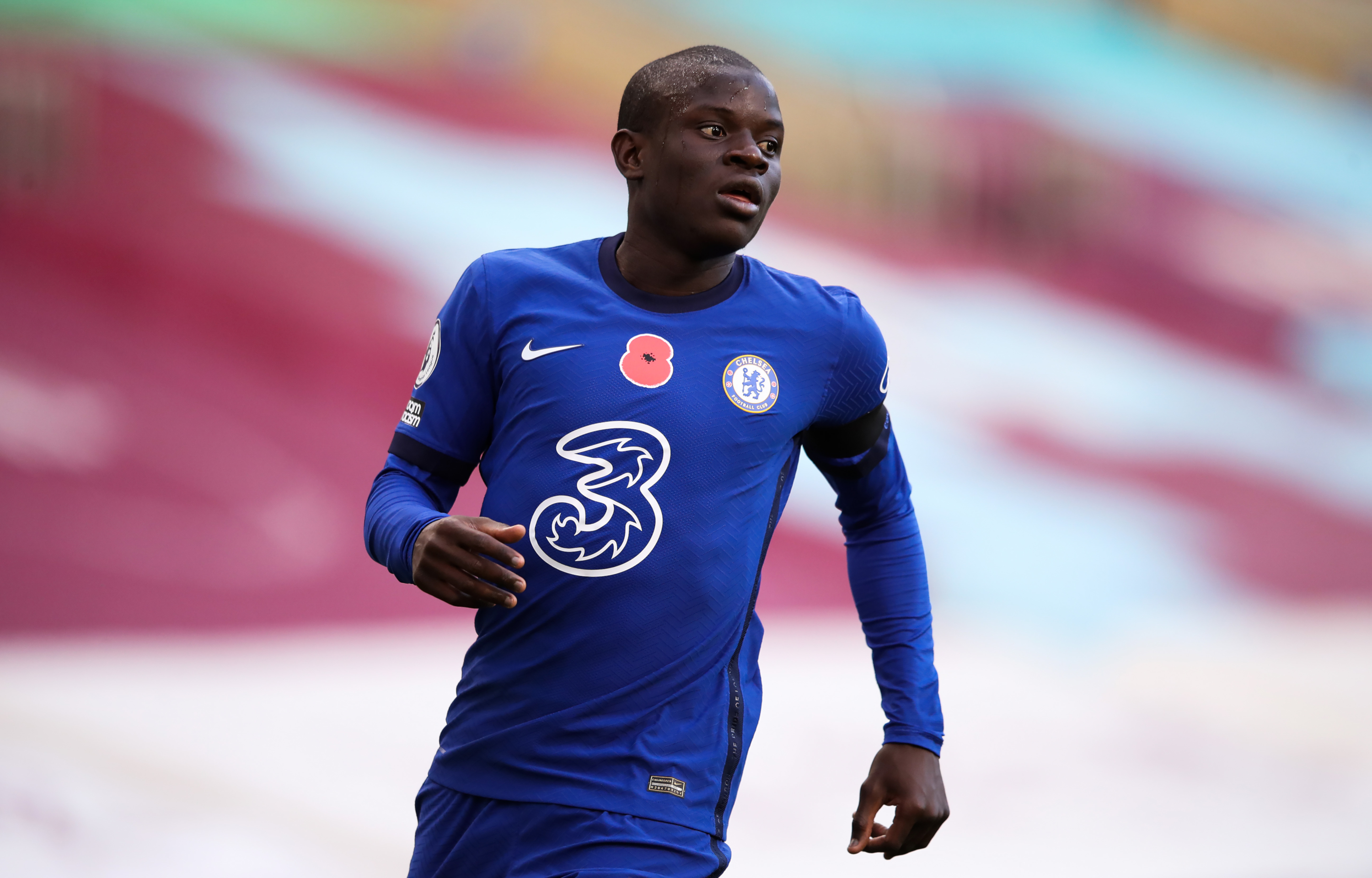 英媒：欧足联计划下比联赛季欧战在足绿茵边边足球场边线放备用球，避免运动员与球童冲突